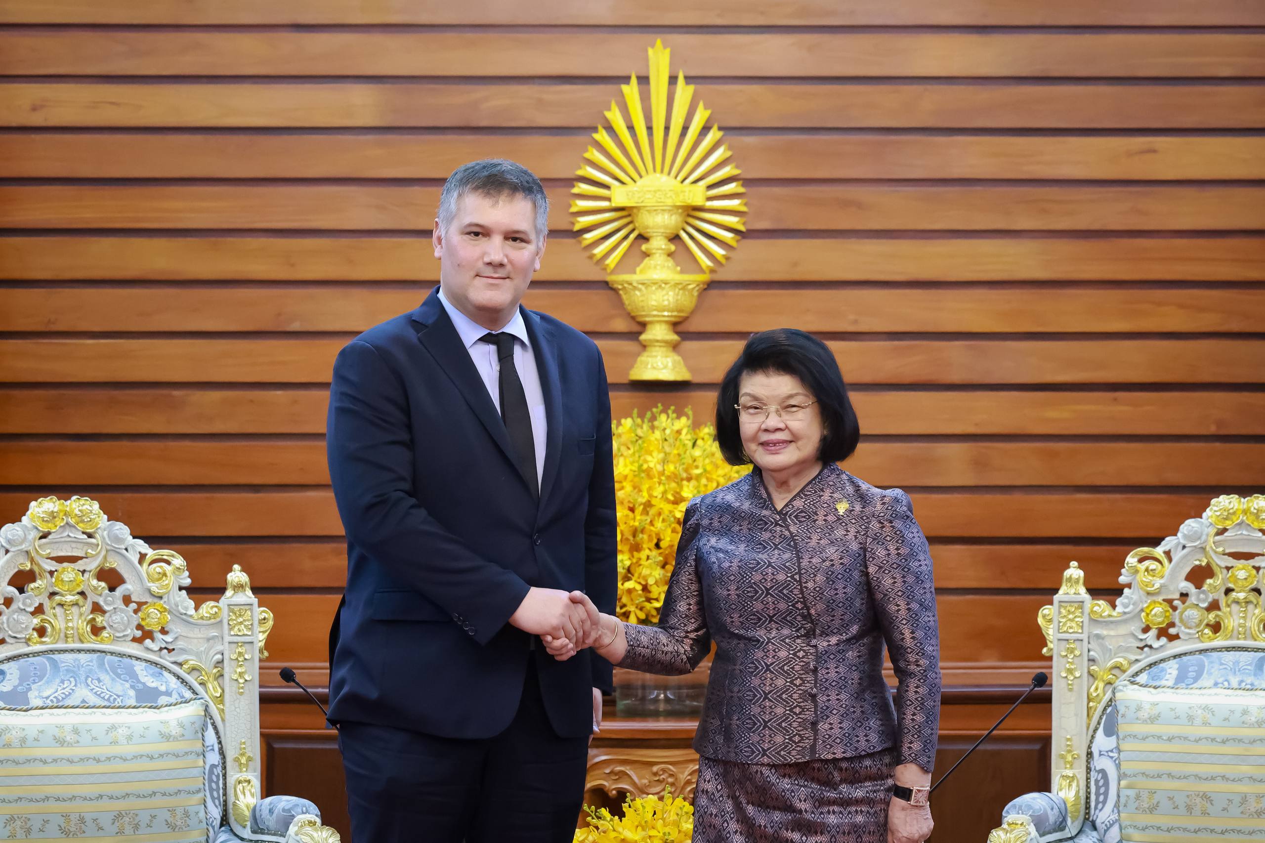 សម្តេចប្រធានរដ្ឋសភា៖ ឯកអគ្គរាជទូតត្រូវធ្វើការទន់ភ្លន់ ម៉ឺងម៉ាត់ និងតម្កល់ផលប្រយោជន៍ជាតិជាធំ