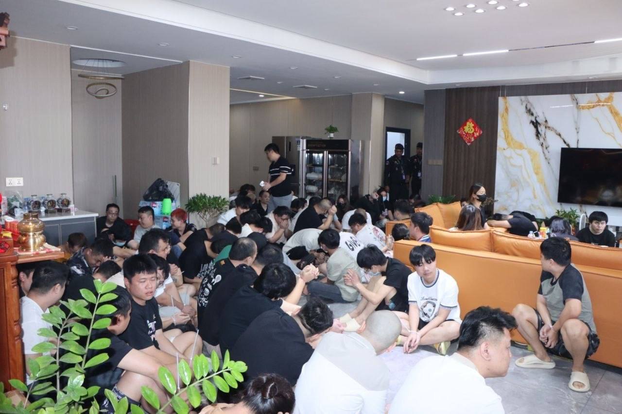 ផ្ទុះអាវុធក្រកើកក្រុងប៉ោយប៉ែត! កម្លាំងសមត្ថកិច្ចឆ្មក់ចូលបុរី «សានកូ» បង្ក្រាបបណ្តាញ Scam Online ដ៏ធំ ឃាត់ខ្លួនជនបរទេសរាប់ពាន់នាក់